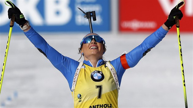 Italská biatlonistka Dorothea Wiererová slaví v cíli stíhacího závodu v Anterselvě.