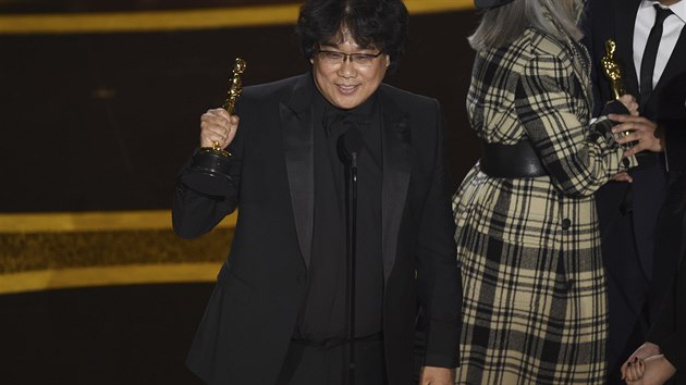 Bong Joon Ho přijímá Oscara za nejlepší původní scénář. Jeho film Parazit tak získal prvního Oscara pro korejskou kinematografii vůbec (9. února 2020).