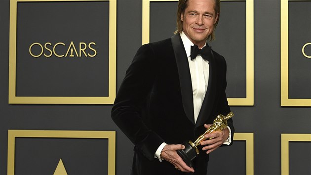 Brad Pitt se svm prvnm Oscarem. Zskal jej za vedlej roli ve filmu Tenkrt v Hollywoodu (9. nora 2020).
