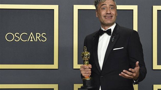Taika Waititi si u��v� sv�ho Oscara za nejlep�� adaptovan� sc�n�� (9. �nora 2020).