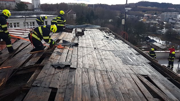 Náchodská jednotka dobrovolných hasičů upevňovala utrženou krytinu na střeše Základní školy T. G. Masaryka (10. 2. 2020).