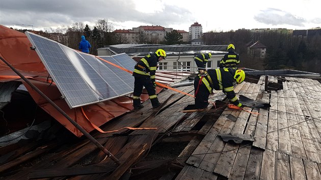 Náchodská jednotka dobrovolných hasičů upevňovala utrženou krytinu na střeše Základní školy T. G. Masaryka (10. 2. 2020).