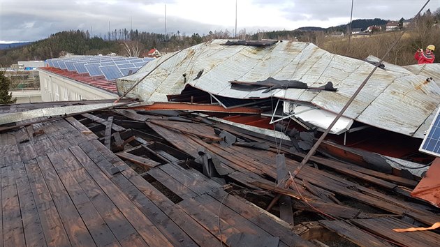 Vítr poničil část střechy na jednom křídle Základní školy T. G. Masaryka v Náchodě (10. 2. 2020).