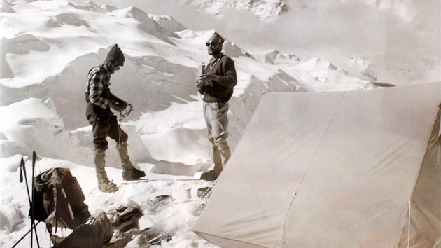 Sn�mky na trutnovsk� v�stav� zachycuj� jak prvn� pov�le�n� v�pravy do Alp a na Kavkaz, tak pozd�j�� slavn� v�stupy v Asii.