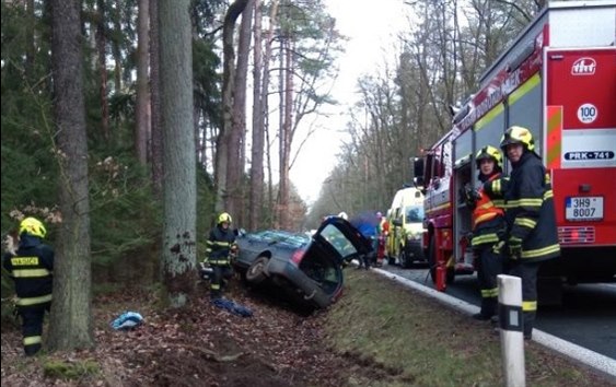Auto narazilo u Borohrádku do stromu, náklad vajec se rozbil (13. 2. 2020).