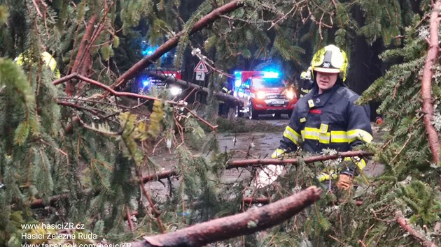 Dobrovolní hasiči ze Železné Rudy se během pondělí nezastavili. Popadané stromy se snažili co nejrychleji odklízet z komunikací.