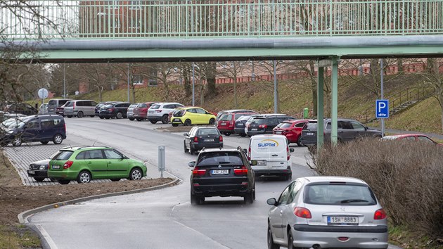 Nov zrekonstruovan st Lbkovy ulice v Plzni na Skvranech se nelb idim. Rovnou silnici tam nahradilo esko. (11. 2. 2020)