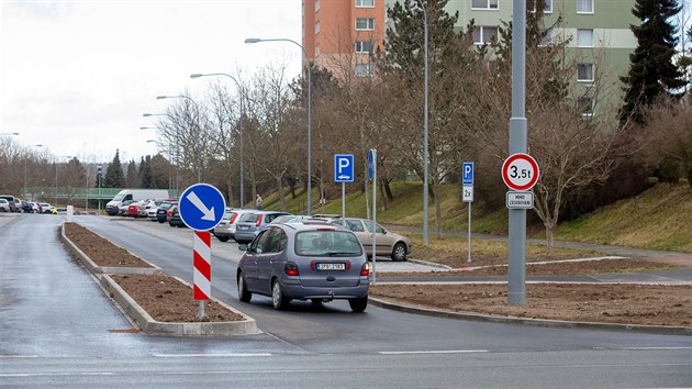 Nov zrekonstruovan st Lbkovy ulice v Plzni na Skvranech se nelb idim. Rovnou silnici tam nahradilo esko a odboovn do tto ulice z hlavn silnice je velice zk, co je podle nich nebezpen. (11. 2. 2020)