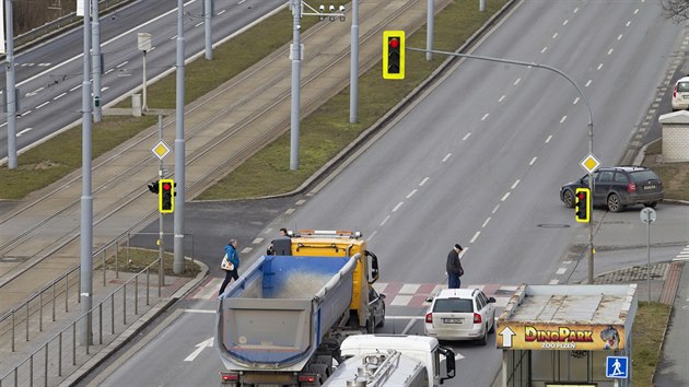 Plzesk radnice instalovala na svtelnou kiovatku Karlovarsk ulice s ulic Pod Zhorskem prvn kamery, kter budou zaznamenvat prjezd na ervenou. (13. 2. 2020)