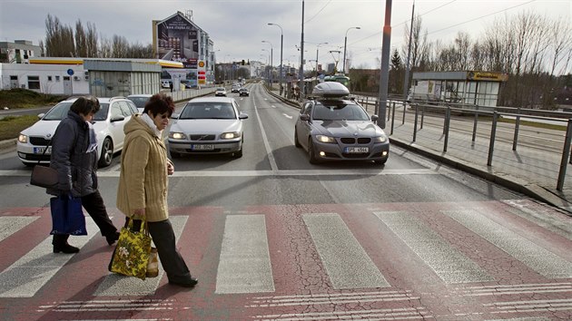 Plzesk radnice instalovala na svtelnou kiovatku Karlovarsk ulice s ulic Pod Zhorskem prvn kamery, kter budou zaznamenvat prjezd na ervenou. (13. 2. 2020)