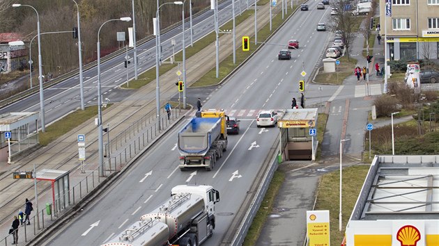 Plzesk radnice instalovala na svtelnou kiovatku Karlovarsk ulice s ulic Pod Zhorskem prvn kamery, kter budou zaznamenvat prjezd na ervenou. (13. 2. 2020)