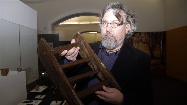 V Zpadoeskm muzeu v Plzni je k vidn vstava o hrch ve stedovku. Jej kurtor Ji Orna prozradil, e vtina hraek se nala v odpadnch jmkch. (30. 1. 2020)