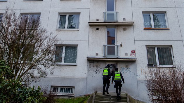 Ve středu ráno se v Plzni stala tragédie. Z okna v pátém patře nejprve vypadla desetiletá dívka, po chvíli za ní skočila její matka.  (19. 2. 2020)