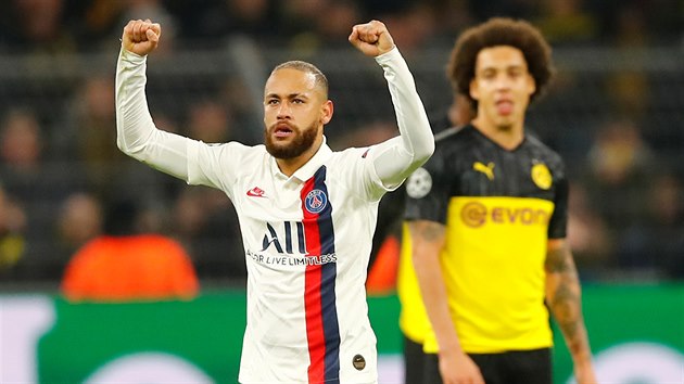 Neymar v dresu Paris St. Germain slav svou trefu do st Dortmundu.