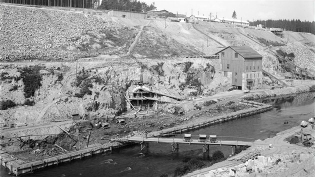 Začátek stavby VD Les Království, budování pravého obtokového tunelu, 30. 6. 1911