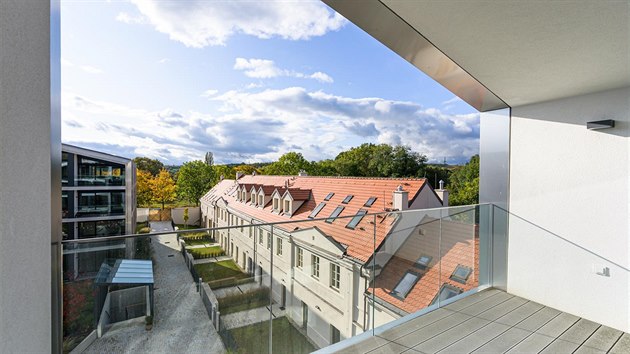 Ke Dvoru, Praha 6 - Vokovice Nemovitost s dvma terasami, temi koupelnami a dvma garovmi stnmi je soust rezidennho projektu reck dvr. 