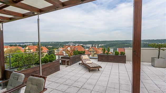 Na Vi, Praha 5 - Koe K nemovitosti pat balkon, lodie a sten terasa velk 67 metr tverench s panoramatickm vhledem na Prahu. 