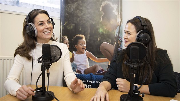 Vévodkyně Kate a moderátorka Giovanna Fletcherová během natáčení podcastu Happy Mum, Happy Baby (2020)