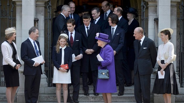 Britská královna Alžběta II. s rodinou po bohoslužbě ve Westminsterském opatství. Nechyběli její synovec David Armstrong-Jones (druhý zleva) a neteř Sarah Chatto (vpravo) (Londýn, 7. dubna 2017).