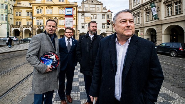 Poslanci za ODS Ivan Adamec, Stanislav Blaha a Jan Bauer navtvili ministerstvo dopravy. (12. nora 2020)