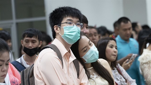 Den sv. Valentna v Thajsku lid slav lid i pes obavy z en nkazy koronavirem. (14. nora 2020)