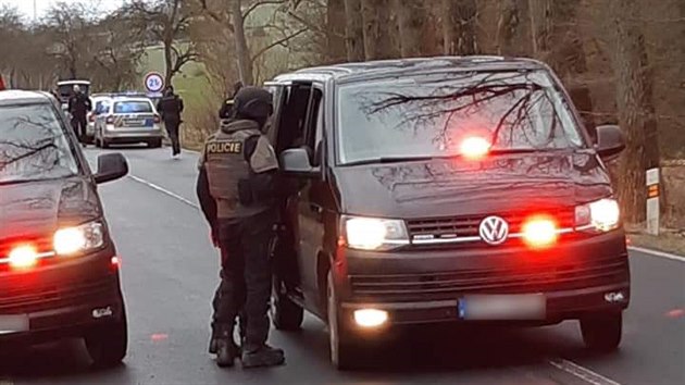 Mu v Plzni ukradl en auto pot, co zastavila na kiovatce a donutil ji i s dttem vystoupit. Na tku ped polici pak sebral jet jeden vz. (17.2. 2020)