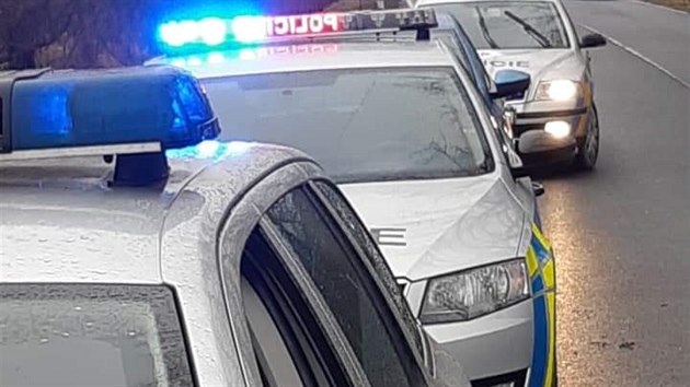 Muž v Plzni ukradl ženě auto poté, co zastavila na křižovatce a donutil ji i s dítětem vystoupit. Na útěku před policií pak sebral ještě jeden vůz. (17.2. 2020)