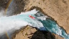 Kajaká Dane Jackson sjel vodopád Salto de Maule v Chile (5. února 2020)