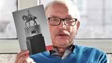 Ivan Thýn, člen karlovarského Rotary klubu, ukazuje na fotce model sochy Karla...