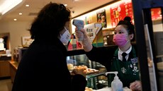 Zamstnankyn kavárny Starbucks v Pekingu mí nov píchozí zákaznici teplotu....