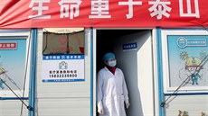 Lékaka ped improvizovaným zdravotním stediskem v ínském Pekingu. (10 února...