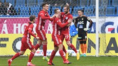 Fotbalisté Olomouce slaví vstřelený gól v zápase proti Teplicím.