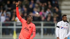 Nianzou Kouassi z PSG se raduje ze vst�elené branky proti Amiens.
