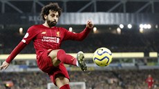 Liverpoolský Mohamed Salah hraje balon v zápase proti Norwich City.