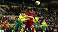 Max Aarons (vlevo) z Norwich City a Roberto Firmino z Liverpoolu se derou za...