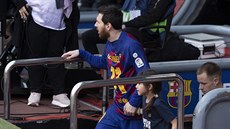 Lionel Messi z Barcelony vstupuje na trávník před zápasem proti Getafe.