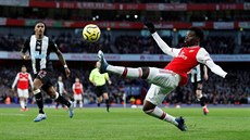 Bukayo Saka z Arsenalu hraje balon v zápase proti Newcastlu.