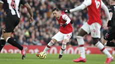 Mesut Özil z Arsenalu hraje s balonem v zápase proti Newcastlu.