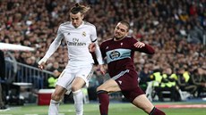 Gareth Bale z Realu Madrid (vlevo) drí balon, napadá ho Okay Yokuslu z Viga.