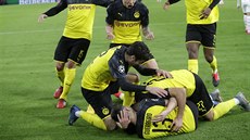 V OBLEŽENÍ. Fotbalisté Dortmundu zavalili Erlinga Haalanda, který poslal míč do...