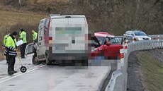 Pi ranní nehod osobního automobilu a dodávky na silnici II/404 ve smru na...