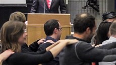 Netradi�ní techniky na svých p�edná�kách pou�ívá Warren Farrell dodnes. Jen na...