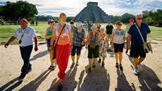 Se Sašou v čele. Senioři následují průvodkyni v Chichén Itzá.