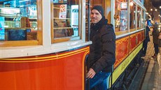 Primátor Zden�k H�ib pózuje u tramvaje.