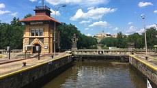 Historick� plavebn� komora v Ho��n� s M�ln�kem v pozad�