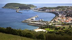 Pístav Horta na ostrov Faial je oblíbené místo pro setkávání jachta.