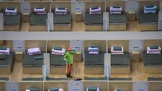 Pracovník vytírá podlahu sportovního centra v ínském mst Wu-chanu, které...