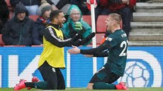 eský útoník Matj Vydra se raduje z gólu proti Southamptonu se spoluhráem z...