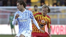 �eský fotbalista Antonín Barák (vpravo) v akci b�hem utkání mezi Lecce a Spalem.