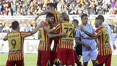 Fotbalisté Lecce se radují ze vstřeleného gólu proti Spalu Ferrara. V hloučku...